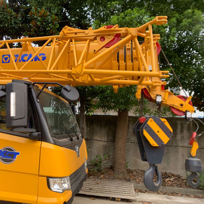 Gebruikte wielgraafmachine met een snelheid van 75 km/h